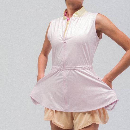 Mujer de frente con chaleco impermeable de running en rosa, 