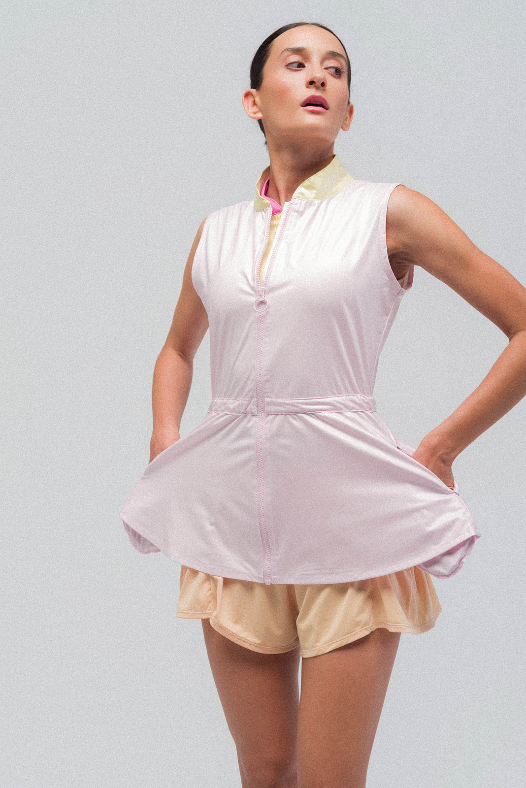 Mujer de frente con chaleco impermeable de running en rosa, 