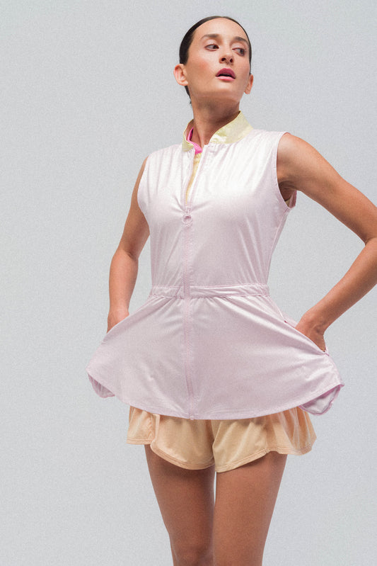 Mujer de frente con chaleco impermeable de running en rosa, 