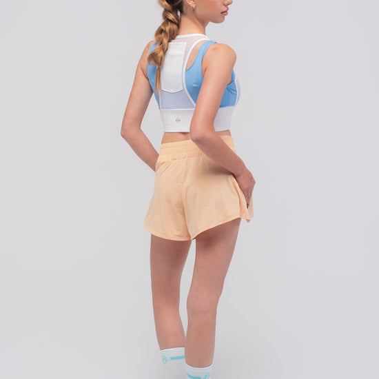 vista trasera del short de running naranja