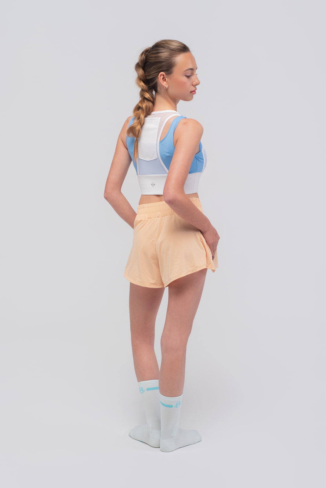 vista trasera del short de running naranja